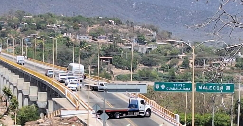  SSP confirma el bloqueo con tráileres de la carretera libre Mazatlán-Tepic en Rosario