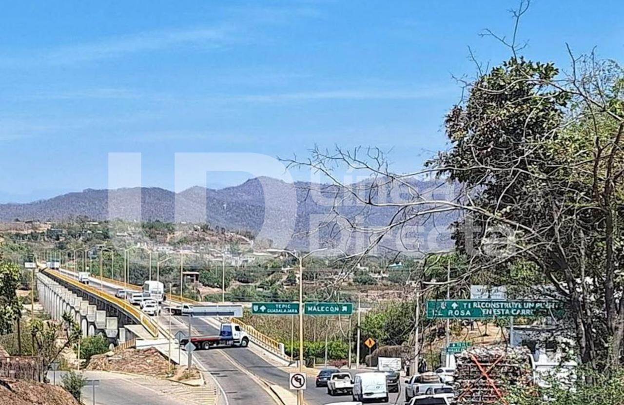 SSP confirma el bloqueo con tráileres de la carretera libre Mazatlán-Tepic en Rosario