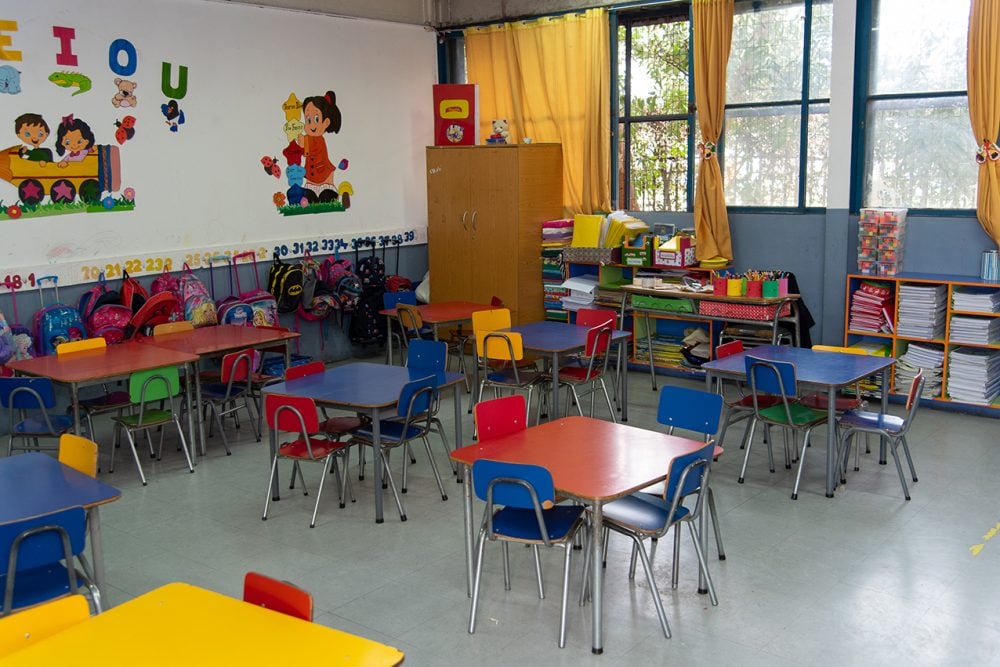 Salón de clases vacío.