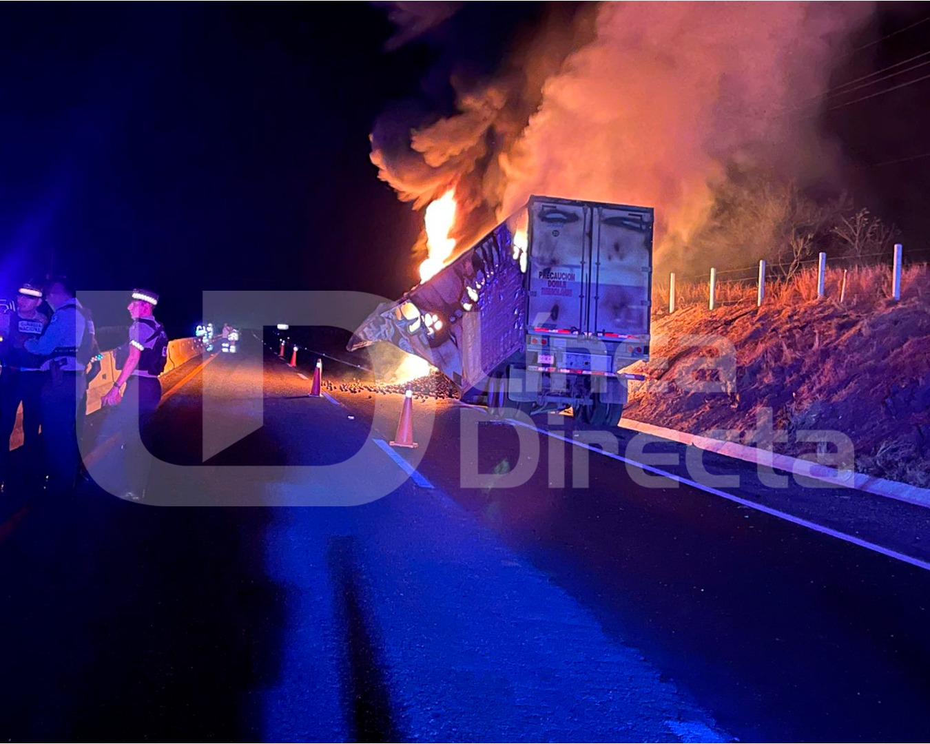 Se incendia tráiler cargado con mango en la autopista Benito Juárez en Mocorito