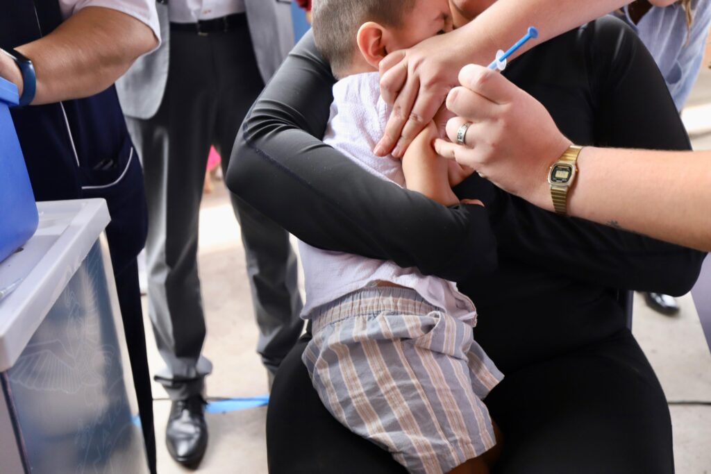 Niños siendo vacunado en la Semana Nacional de Vacunación 2025.