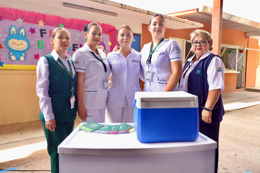 Personal de salud en la Semana Nacional de Vacunación 2025.