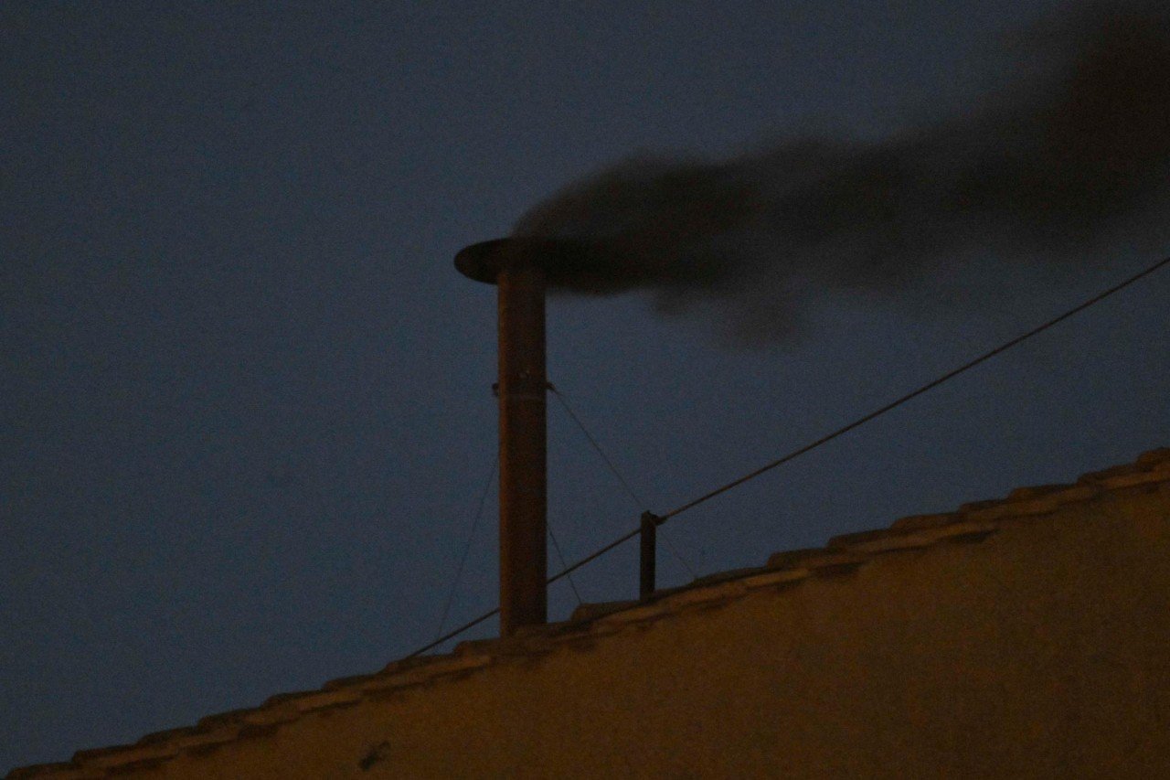Sin consenso en el Vaticano; humo negro tras segunda votación del cónclave