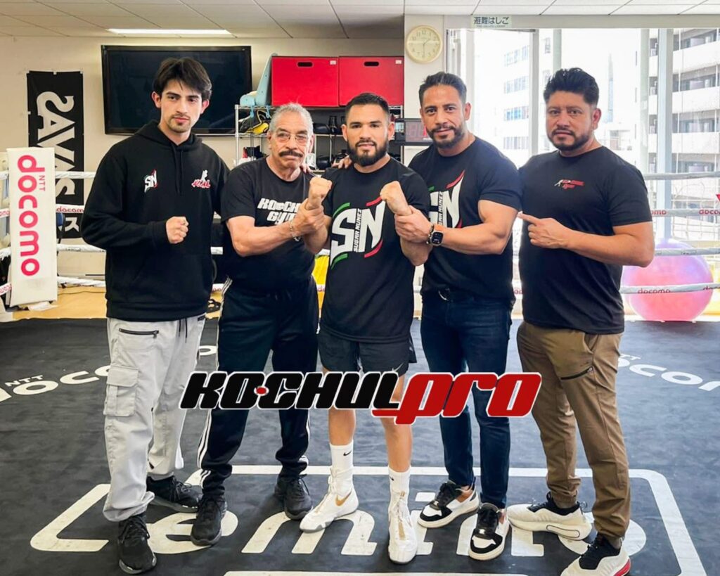 Eduardo “Sugar” Núñez junto a Kochul Gym en Japón para su reunión con la prensa.