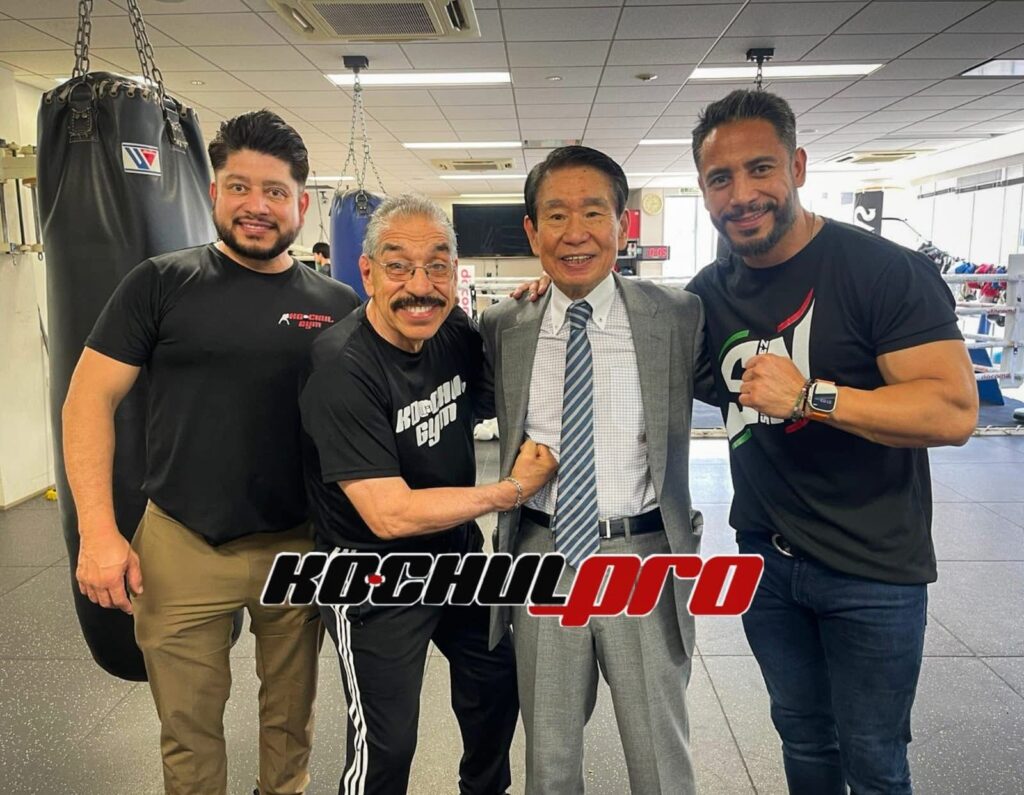 Eduardo “Sugar” Núñez junto a Kochul Gym en Japón para su reunión con la prensa.