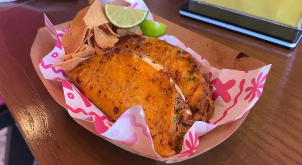 Deliciosos tacos de birria de "Taco Taco".