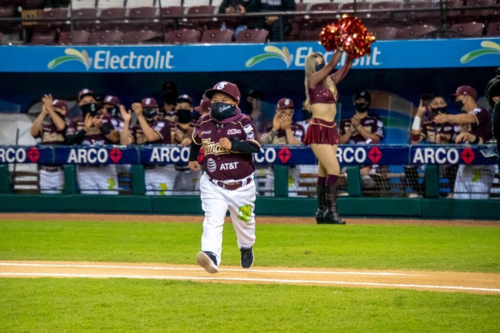 "Tony", legendario bat boy de Tomateros de Culiacán