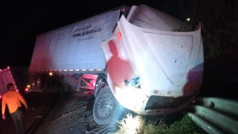 Tráiler accidentado en la carretera Internacional México 15.