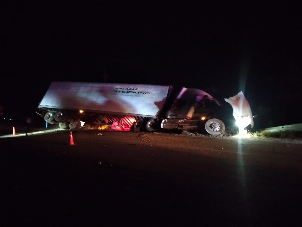 Tráiler accidentado en la carretera Internacional México 15.