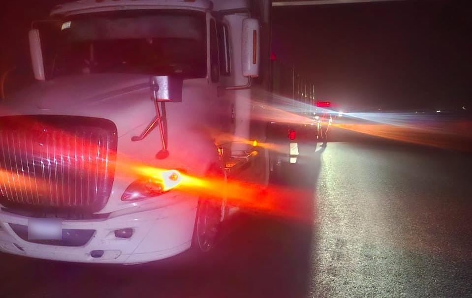 Tráiler varado en la México 15 tras pasar por un ponchallantas.