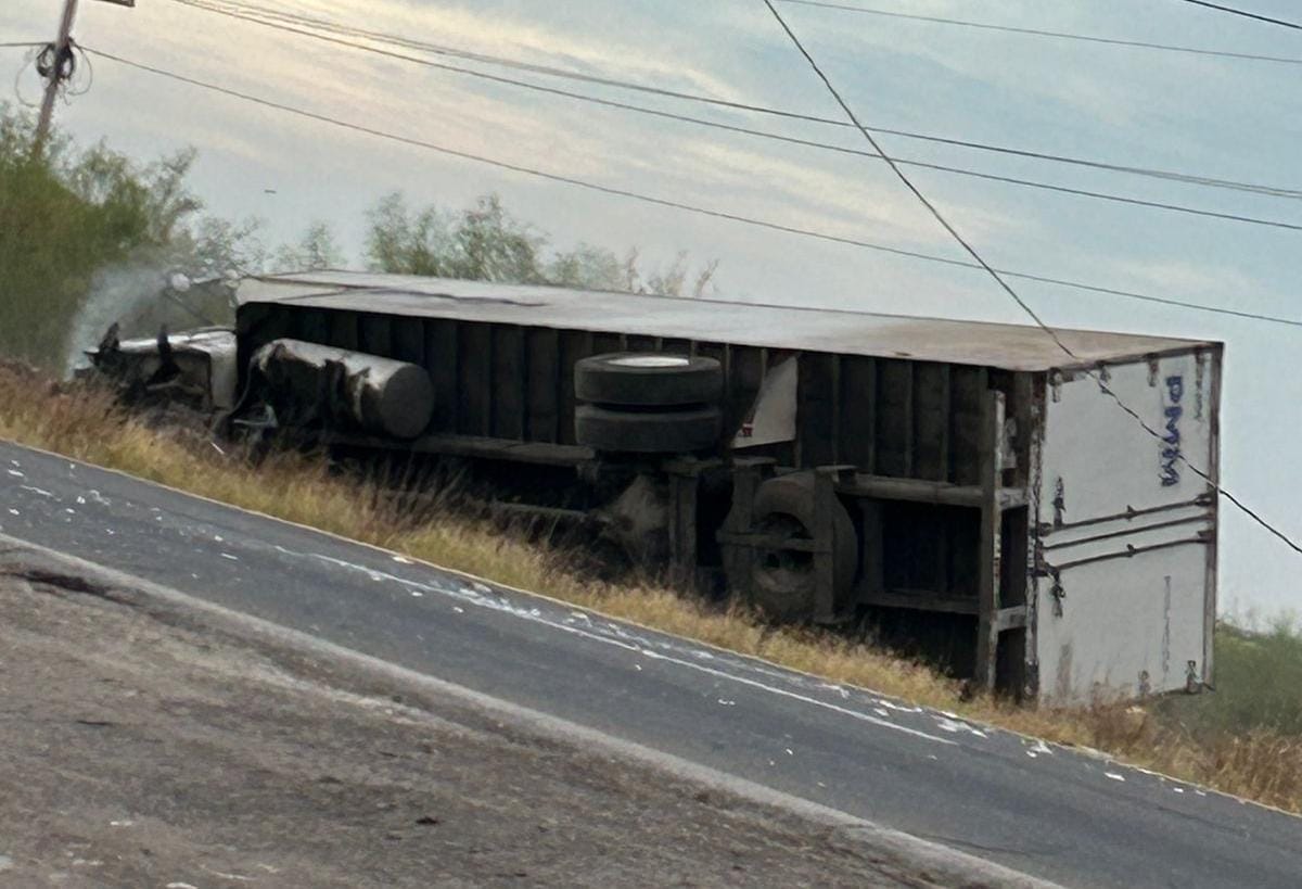 Tráiler volcado a un costado de la México 15, en El Carrizo, Ahome.