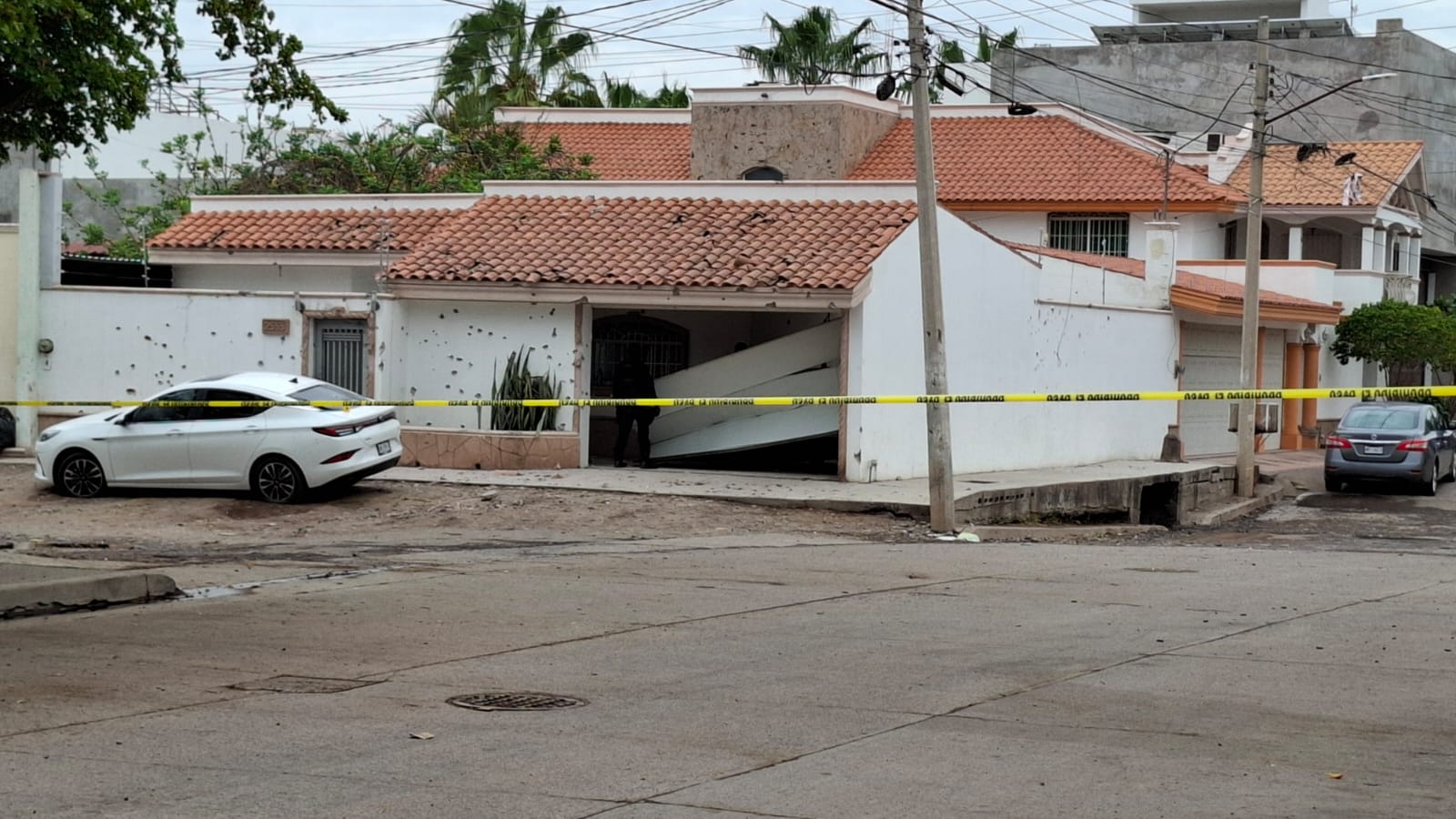 Tras reporte de balacera encuentran una casa y dos vehículos con disparos al norte de Culiacán