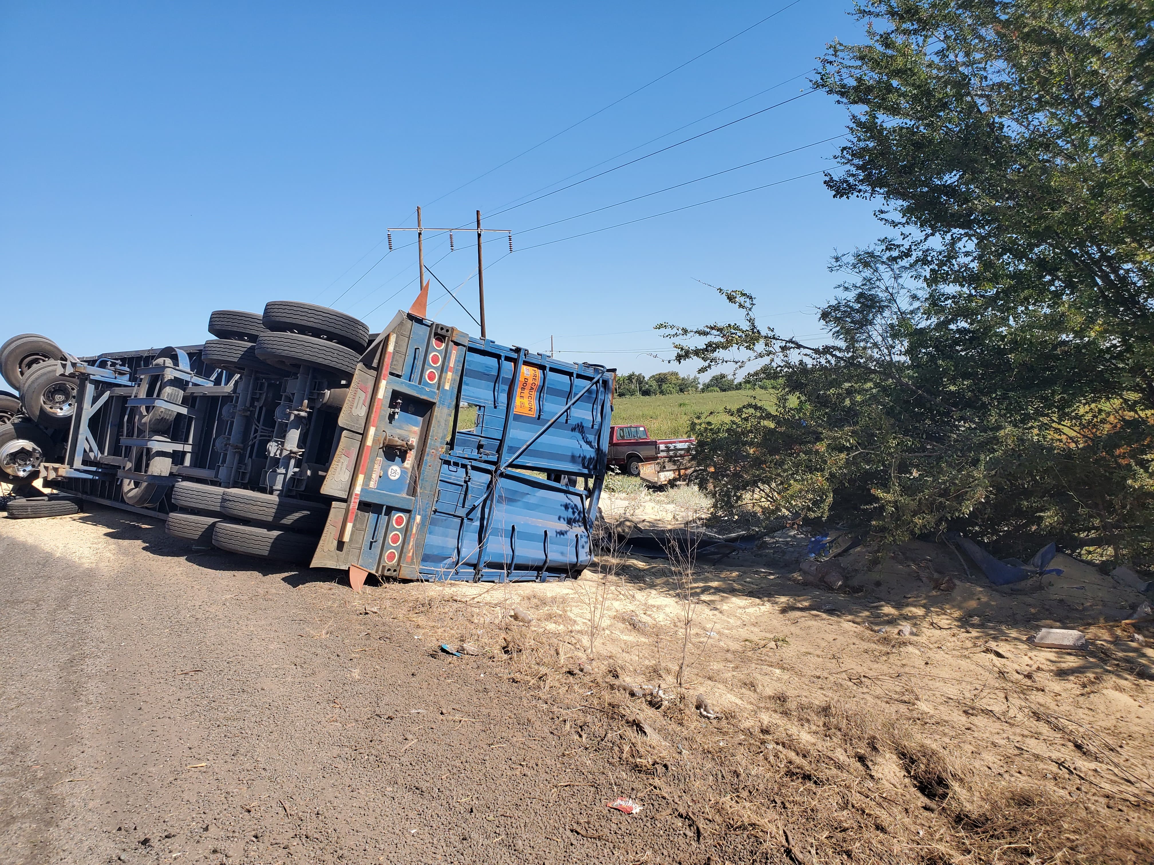 Una de las dos cajas que llevaba se recostó sobre el lado derecho y terminó volcada