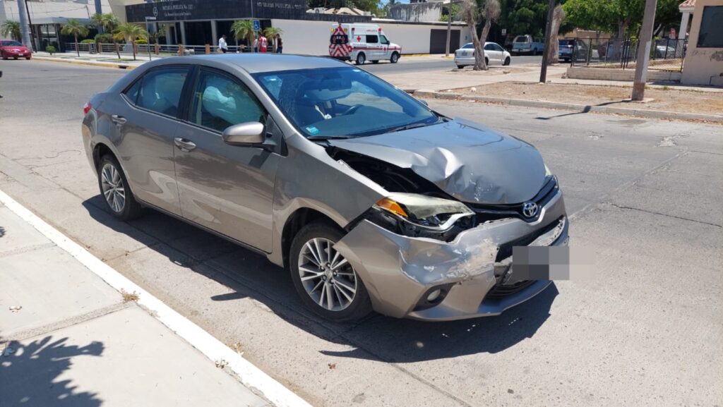 Una mujer termina en el hospital tras chocar por alcance en el Centro de Los Mochis