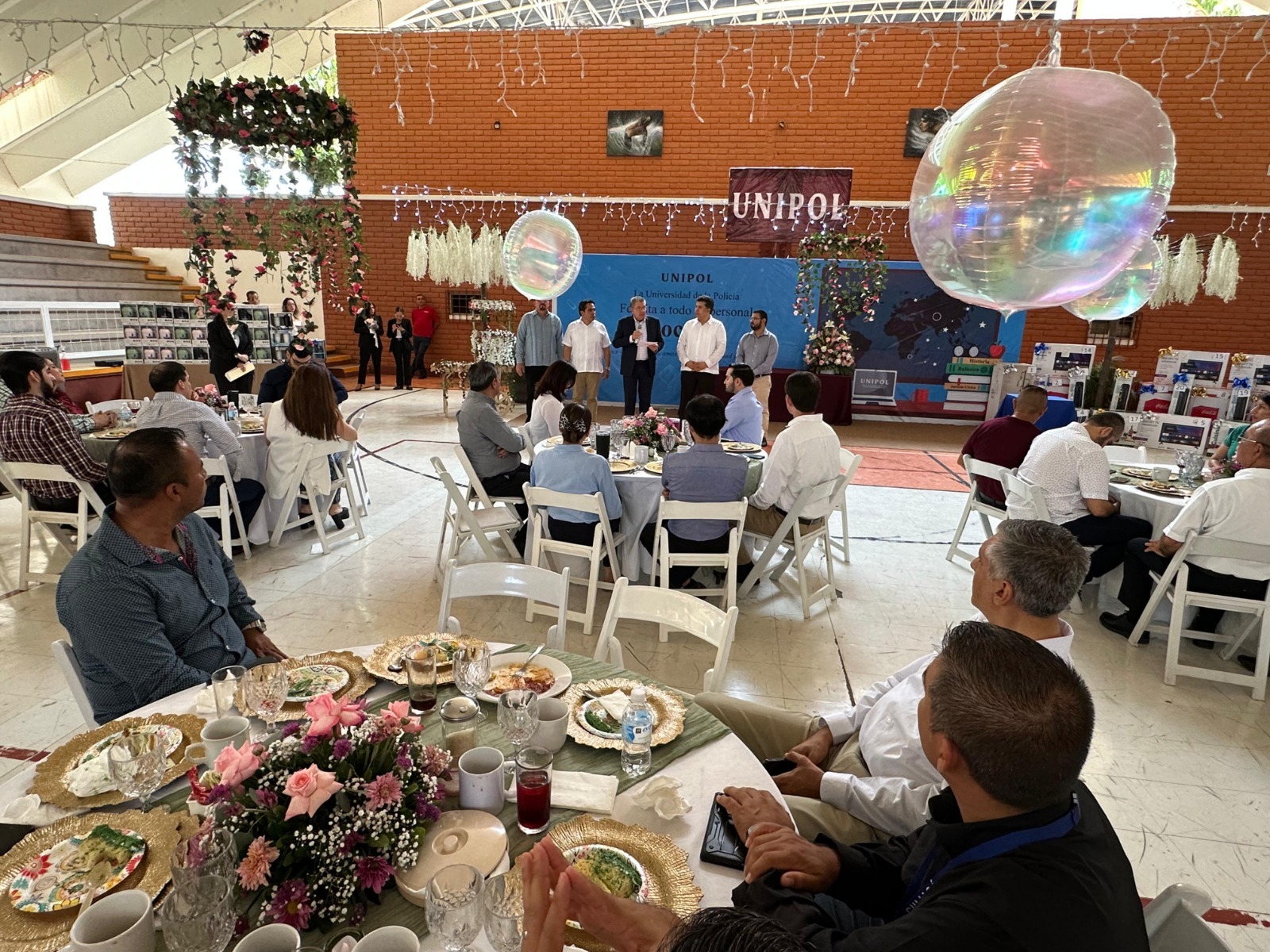 Docentes de Unipol celebrando su festejo del Día del Maestro.