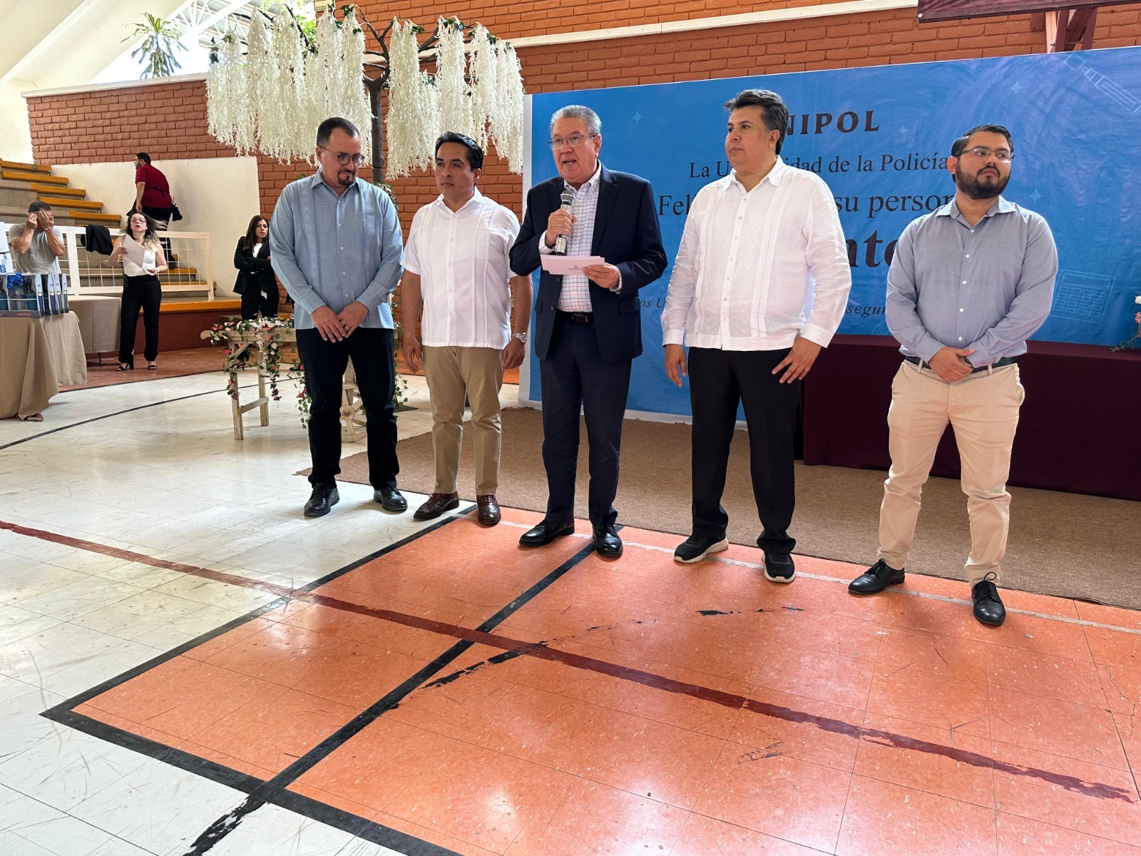 Docentes de Unipol celebrando su festejo del Día del Maestro.