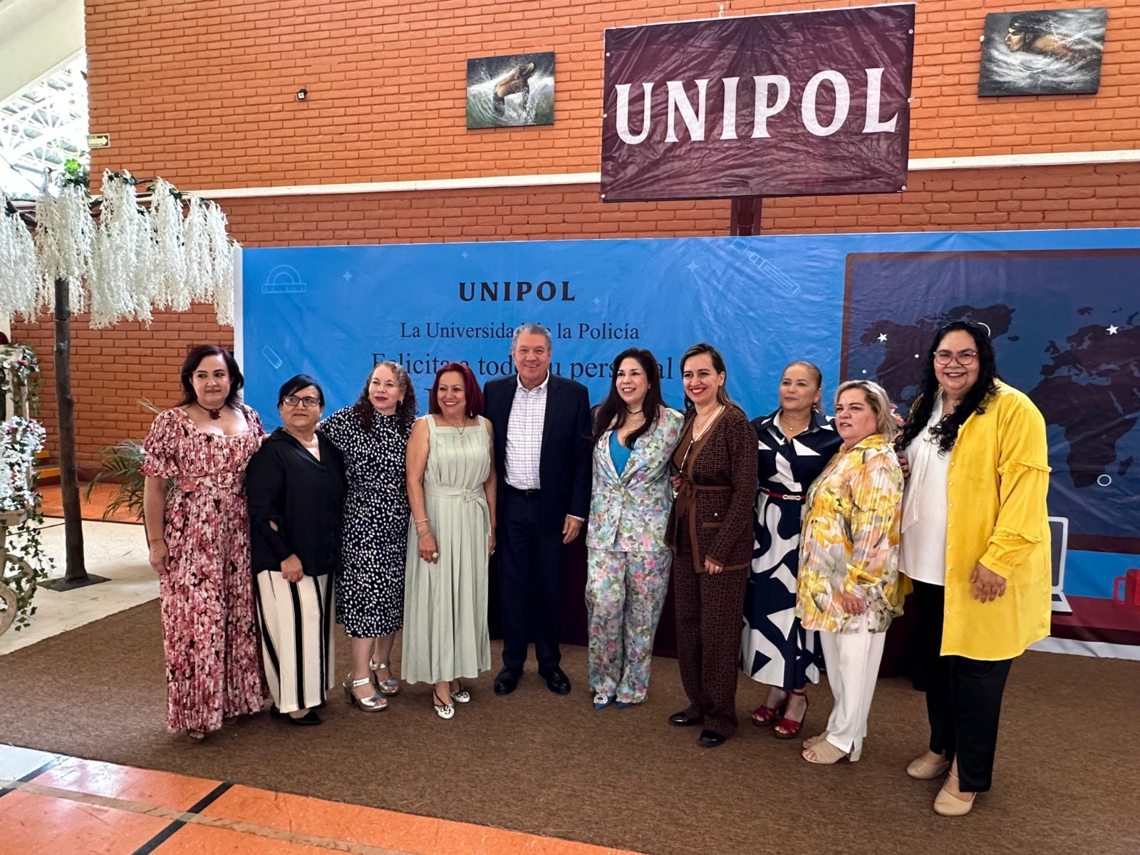 Docentes de Unipol celebrando su festejo del Día del Maestro.