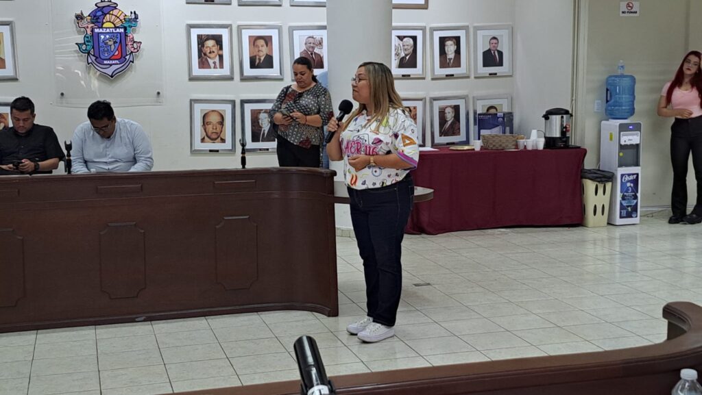 Encuentro entre la alcaldesa de Mazatlán, Estrella Palacios, y los alumnos de la Usaer 116.