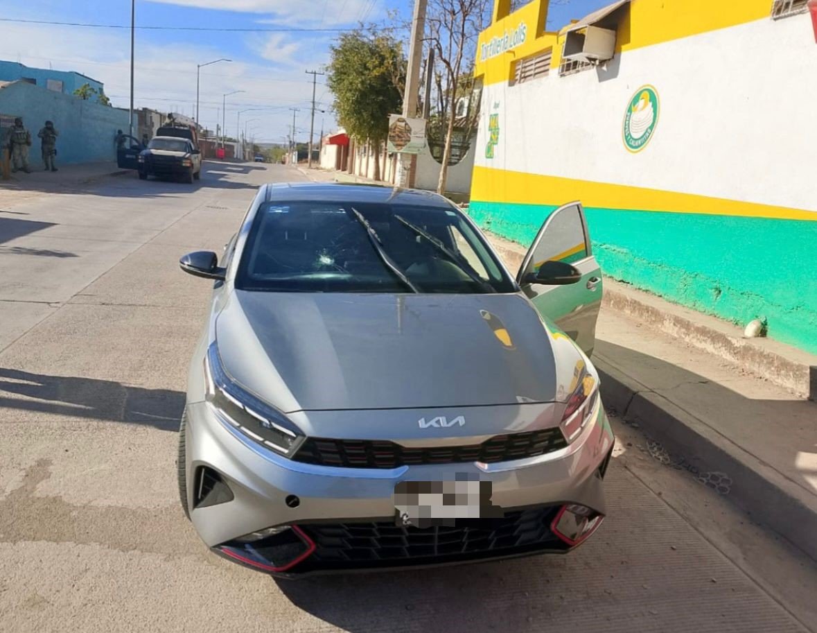Vehículo Kia, modelo Forte, con reporte de robo.