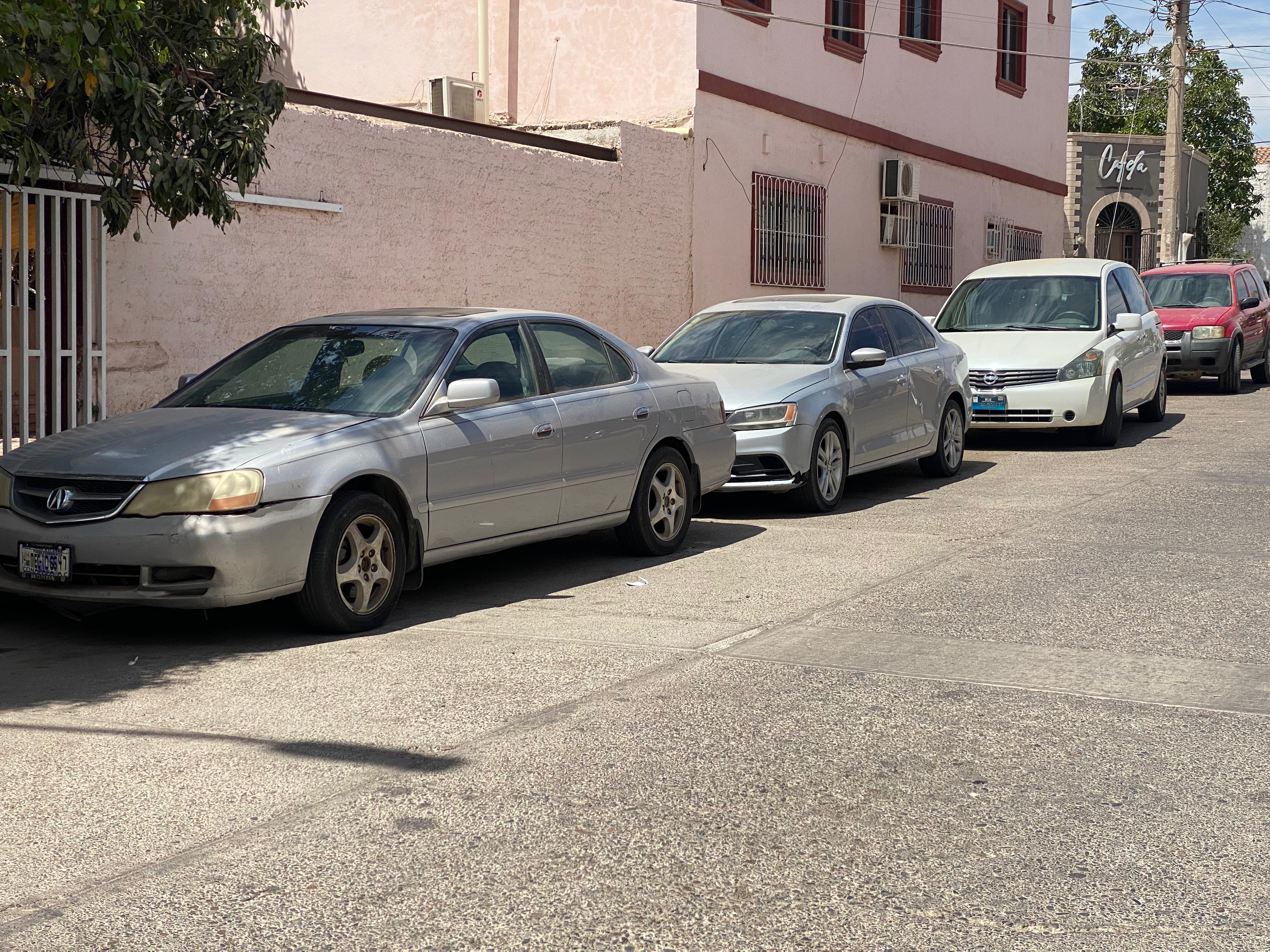 Vehículos estacionados durante el día y el sol directo.