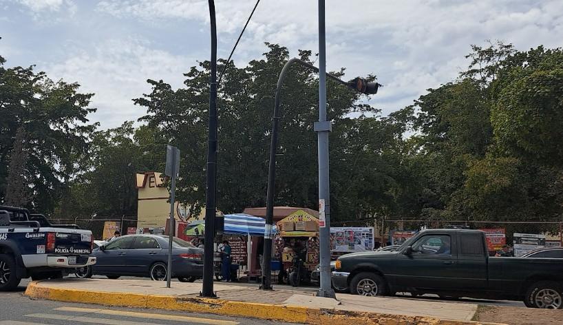 Vendedores ambulantes afuera de las escuelas