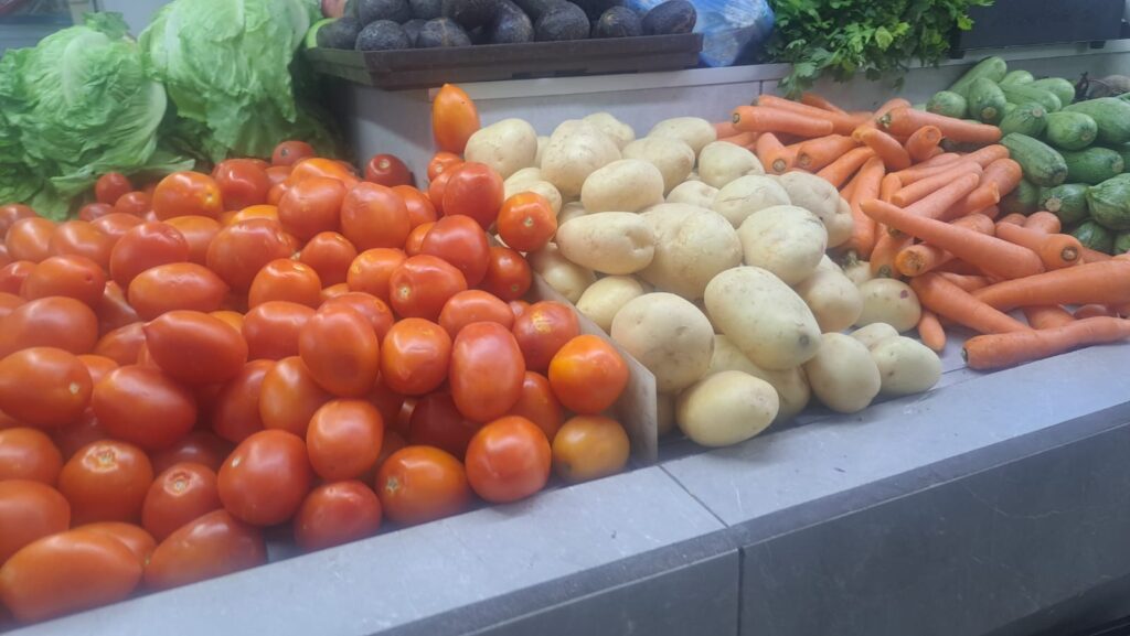 Venta de verduras en el mercado.