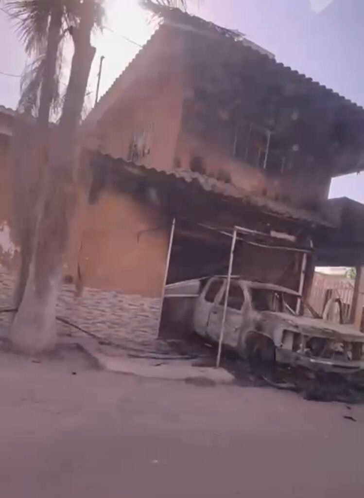 Vivienda y camioneta que fueron incendiadas.