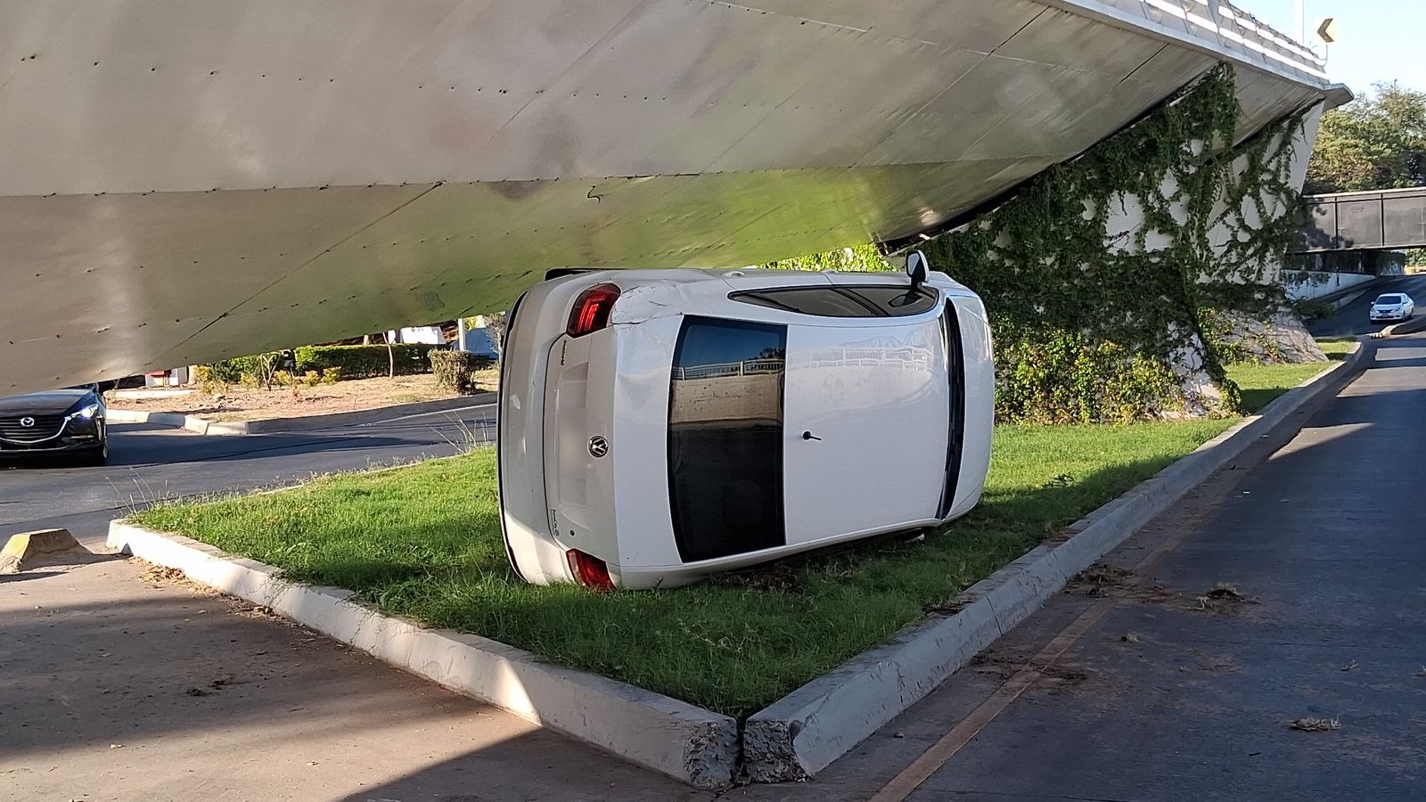 Vehículo volcado en el 