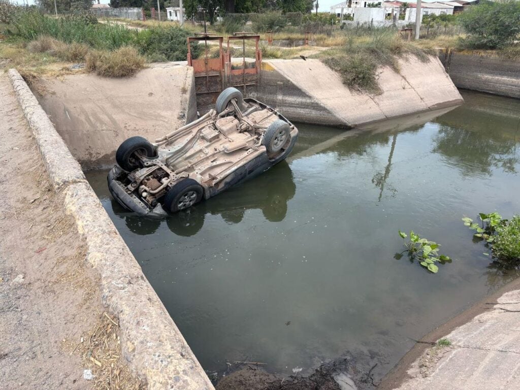 Camioneta volcada al interior del canal.