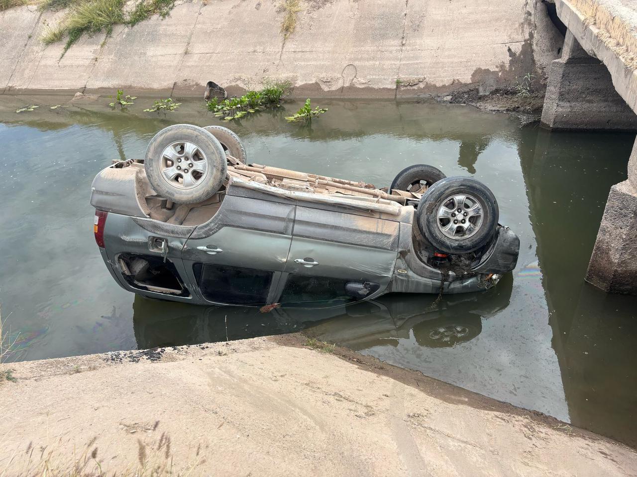 Camioneta Mazda volcada al interior del canal en Guasave.