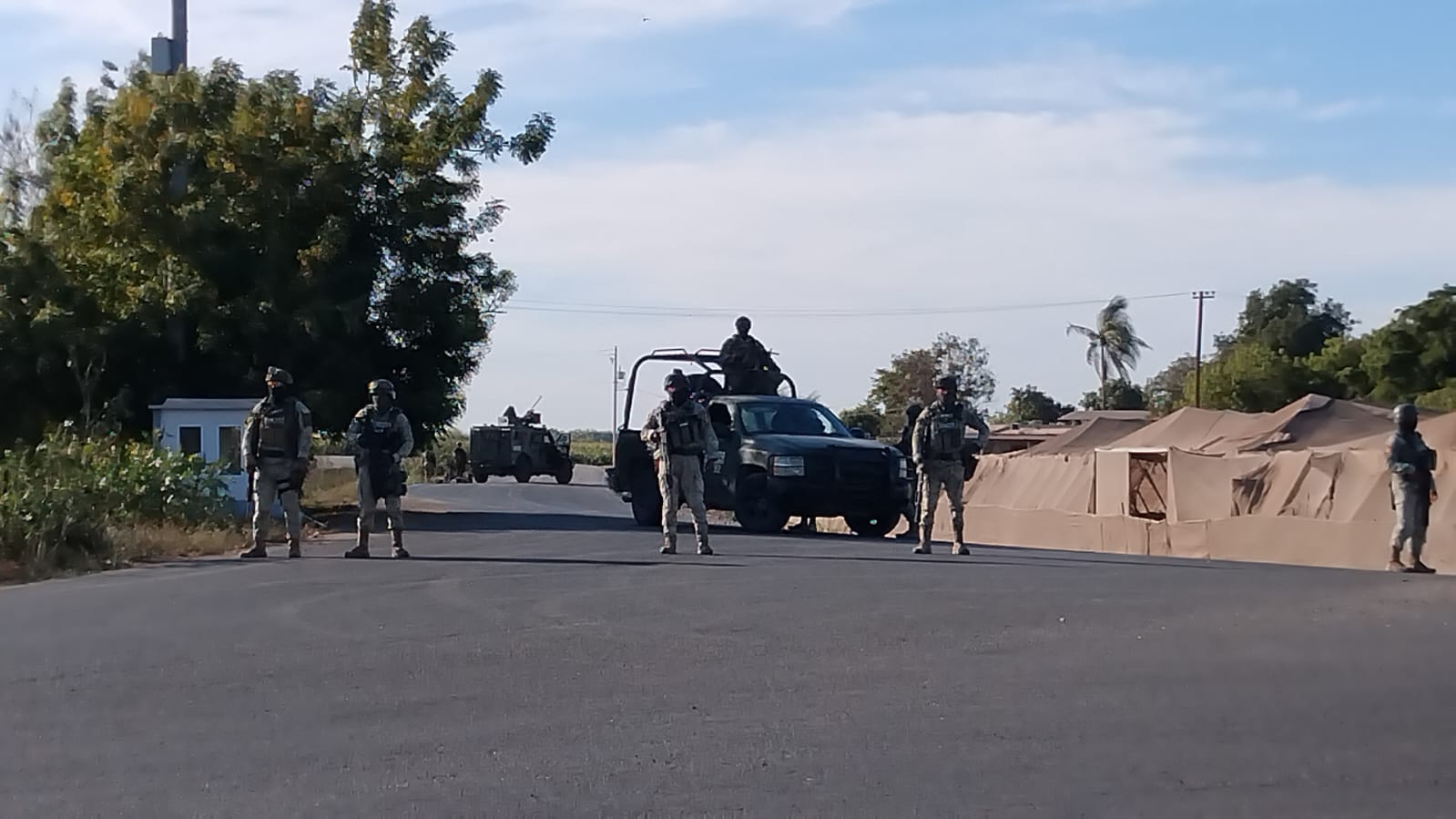 Volcadura de vehículo blindado del Ejército deja dos militares lesionados en Navolato