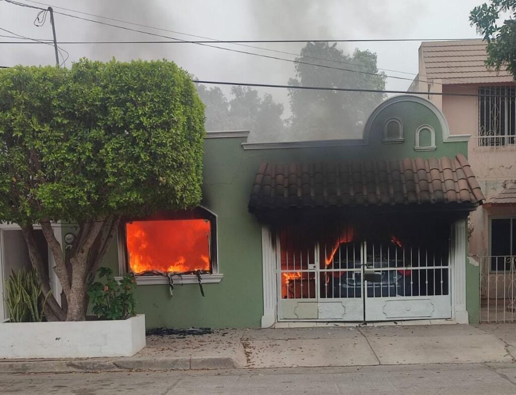 Voraz incendio en una vivienda del sector Centro de Guasave deja fuertes daños