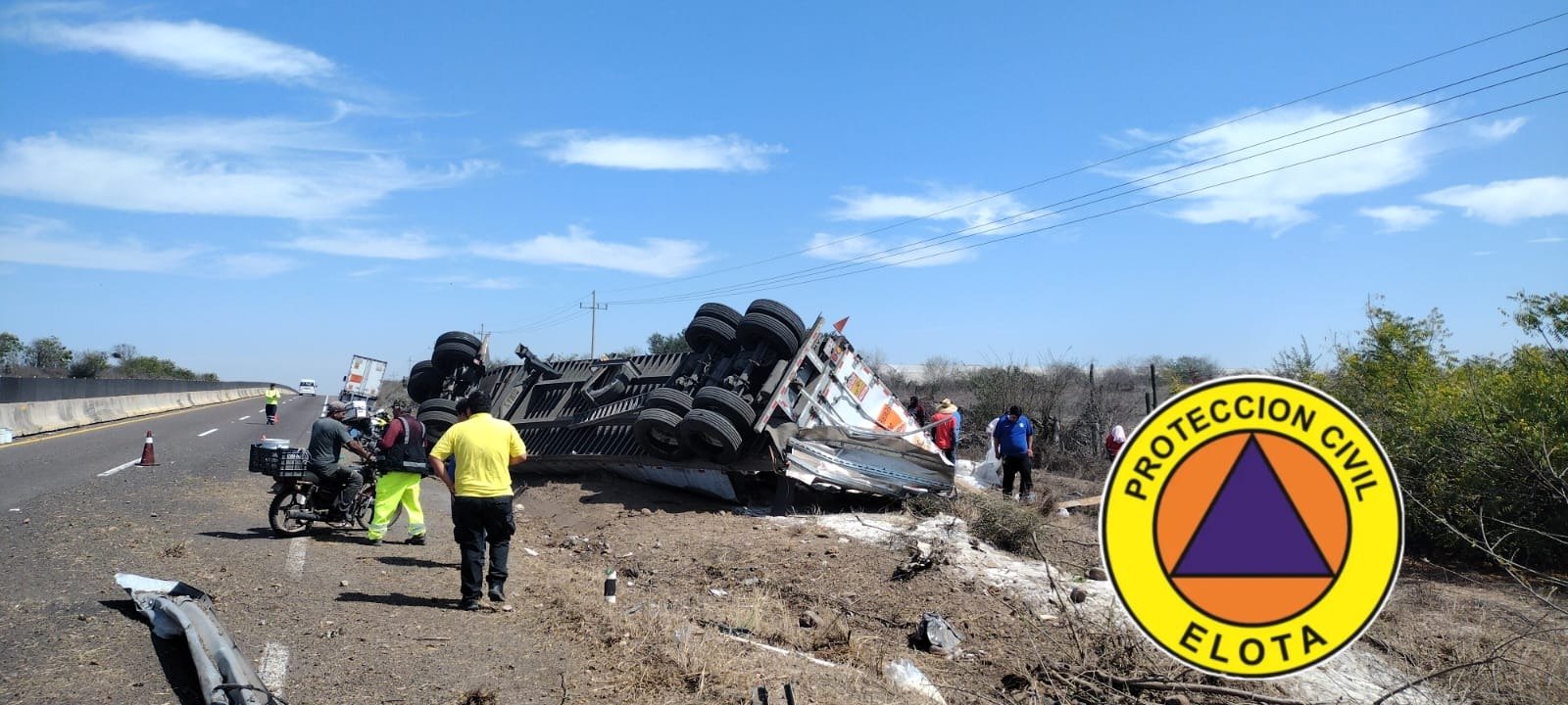 Vuelca caja de tráiler cargada de azúcar en la autopista Mazatlán-Culiacán