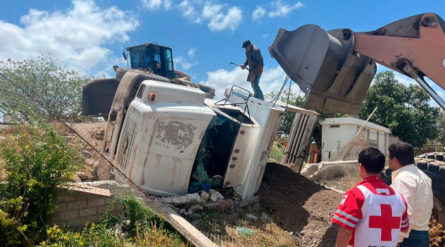 Paramédicos de la Cruz Roja Mexicana acudieron para auxiliar al herido