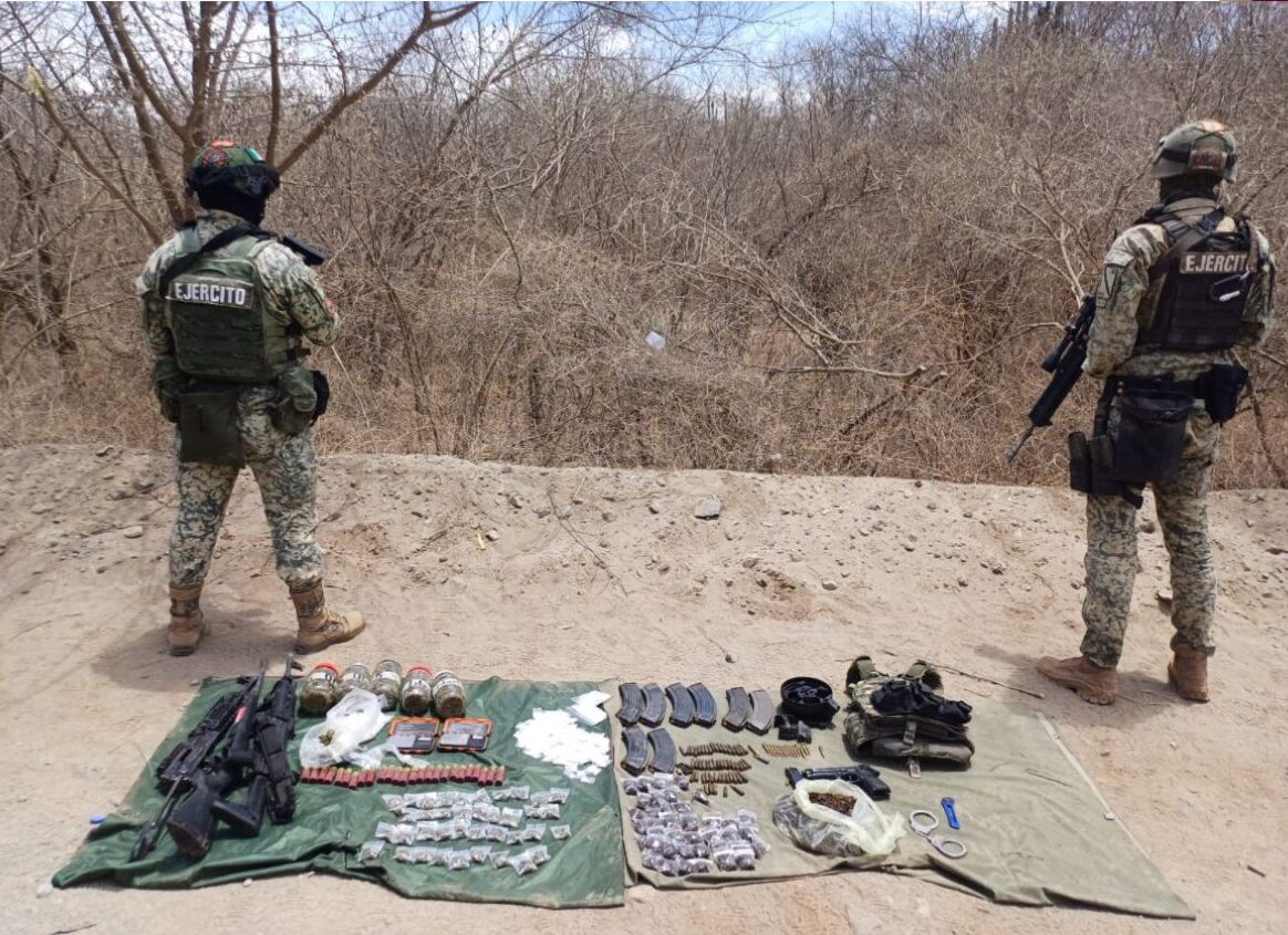 Detienen a civil armado en Sinaloa municipio; Le aseguran armas, droga, vehículo y dinero en efectivo