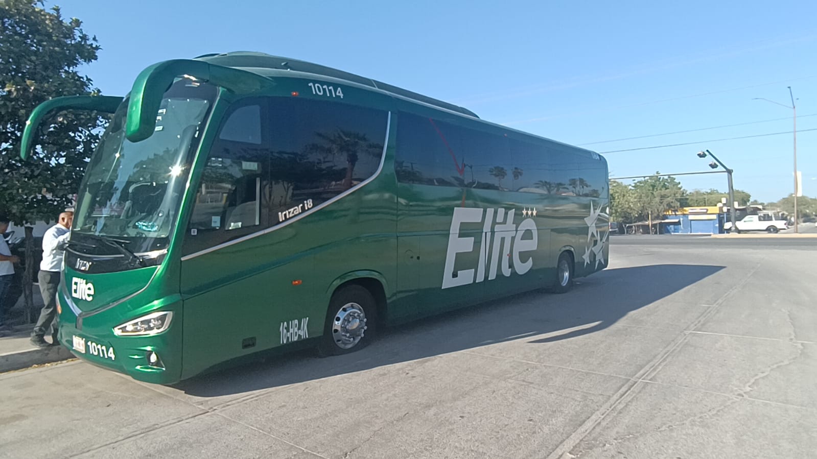 Autobús de ruta federal resulta dañado por “ponchallantas”.