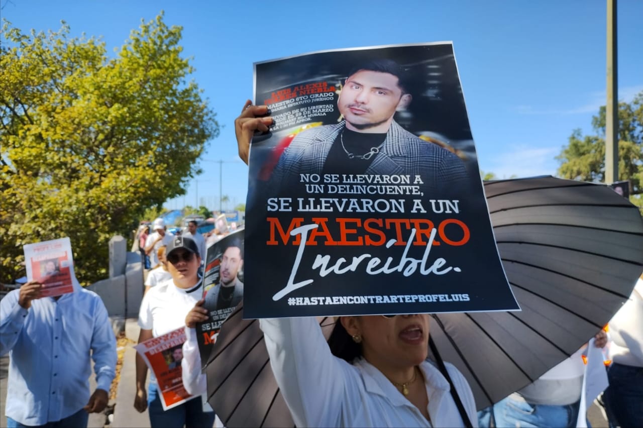 Durante el recorrido, se escucharon consignas como “¡Nos falta un maestro!” y “¡Vivo se lo llevaron