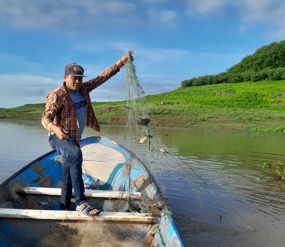 pesacadores en presa
