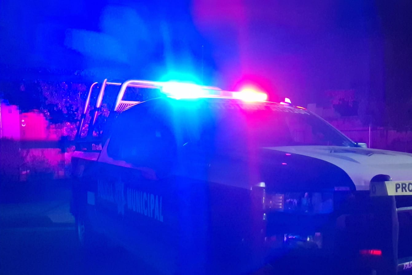 Patrulla de la policía en la escena del crimen