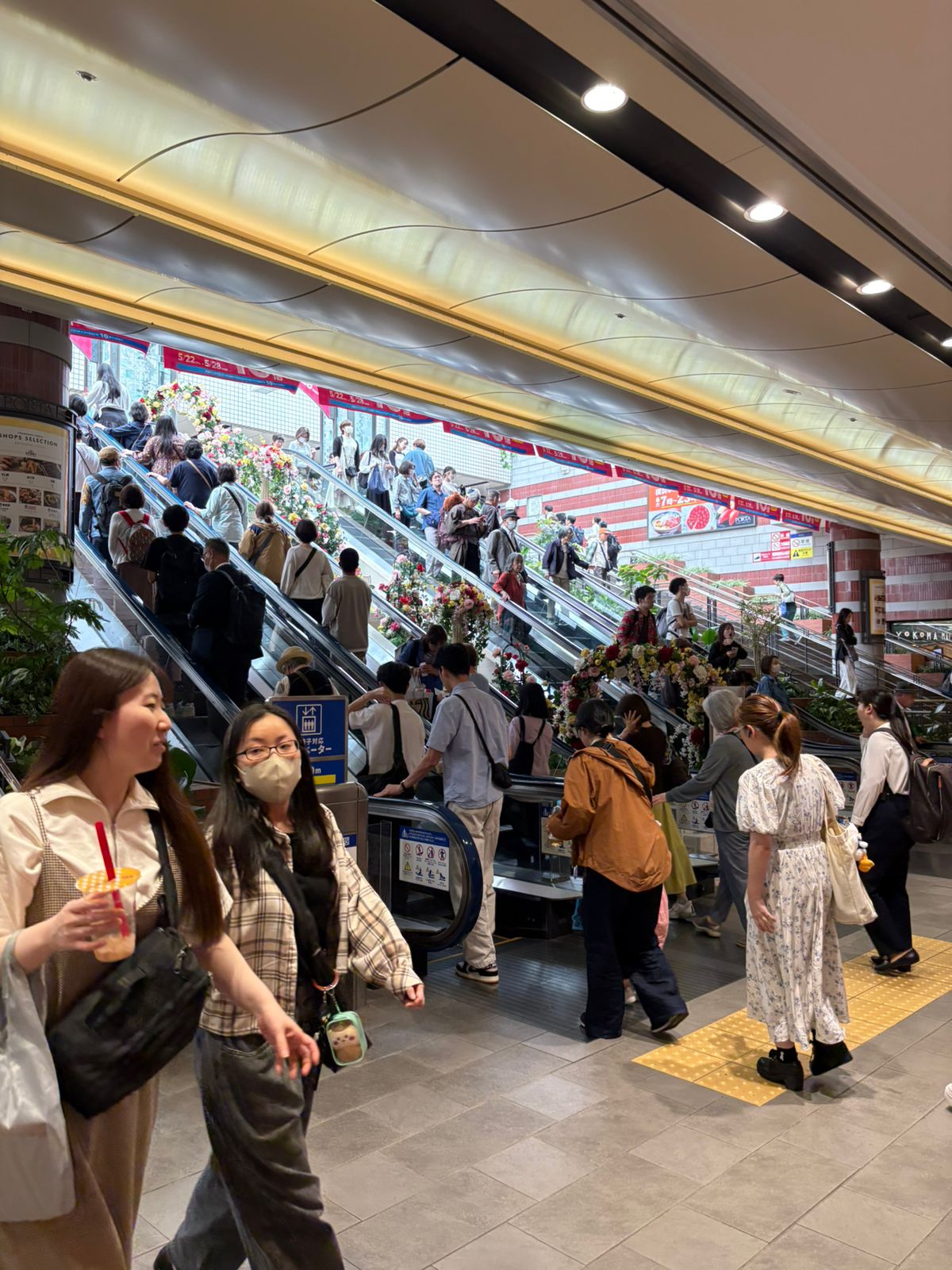 Usuarios de tren utilizando las escaleras eléctricas en la Yokohama Station.