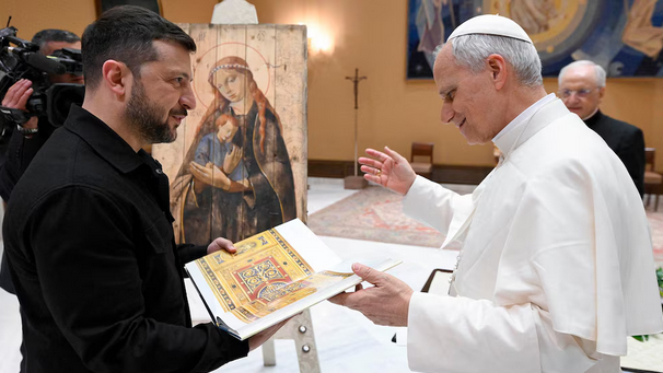 El papa León XIV se reúne por primera vez con el presidente Zelensky en el Vaticano
