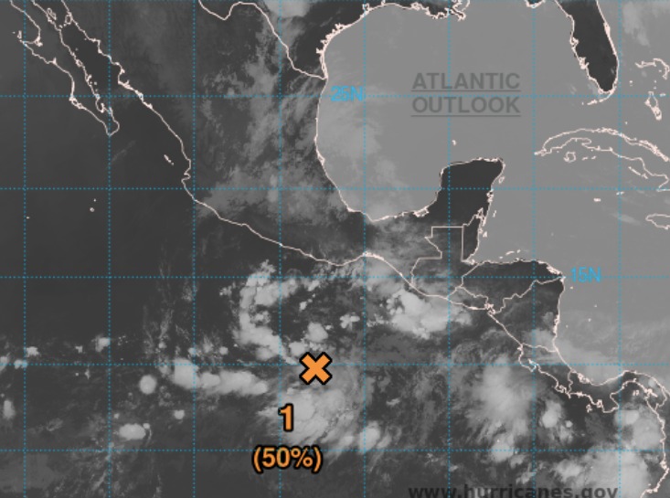 Zona de baja presión en el océano Pacífico con 50% de probabilidad de activar a la tormenta tropical Alvin durante esta semana. NHC