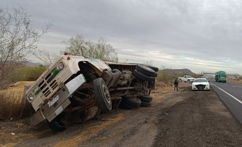 El vehículo terminó fuera del camino y semivolcado en la carretera México 15