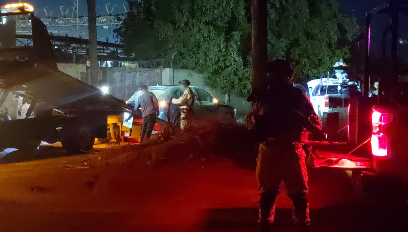 Grúa se lleva camioneta asegurada por Guardia Nacional