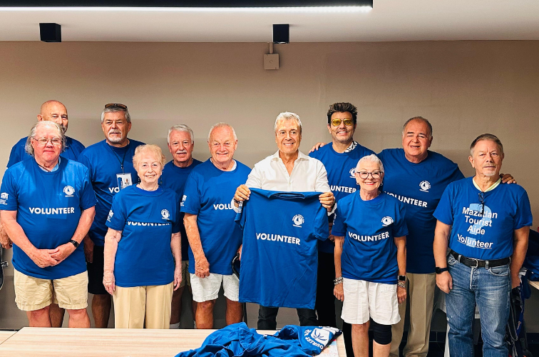 Entrega de camisetas azules a voluntarios de AIDE