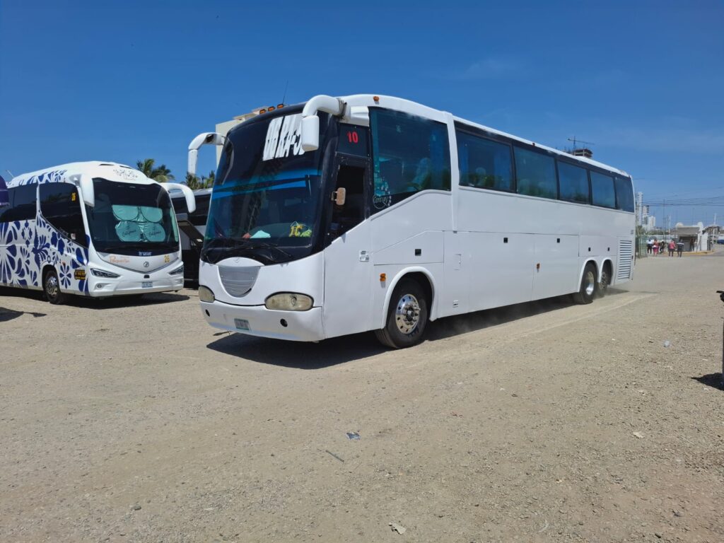 Camiones "charteros" en el estacionamiento de la avenida Cruz Lizárraga