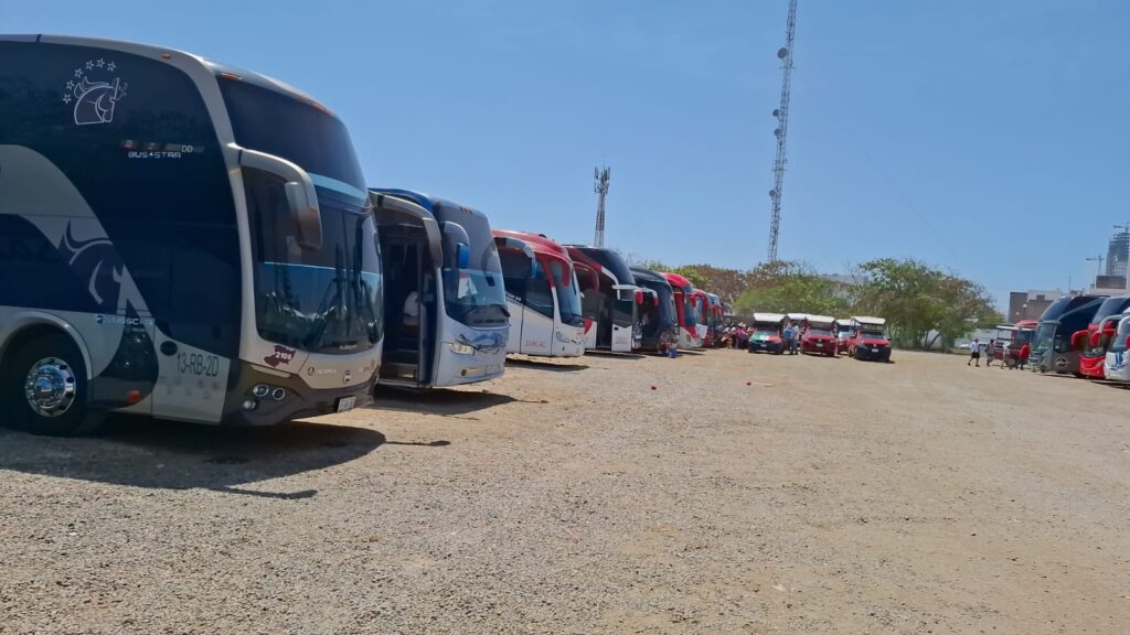 Camiones "charteros" en el estacionamiento de la avenida Cruz Lizárraga