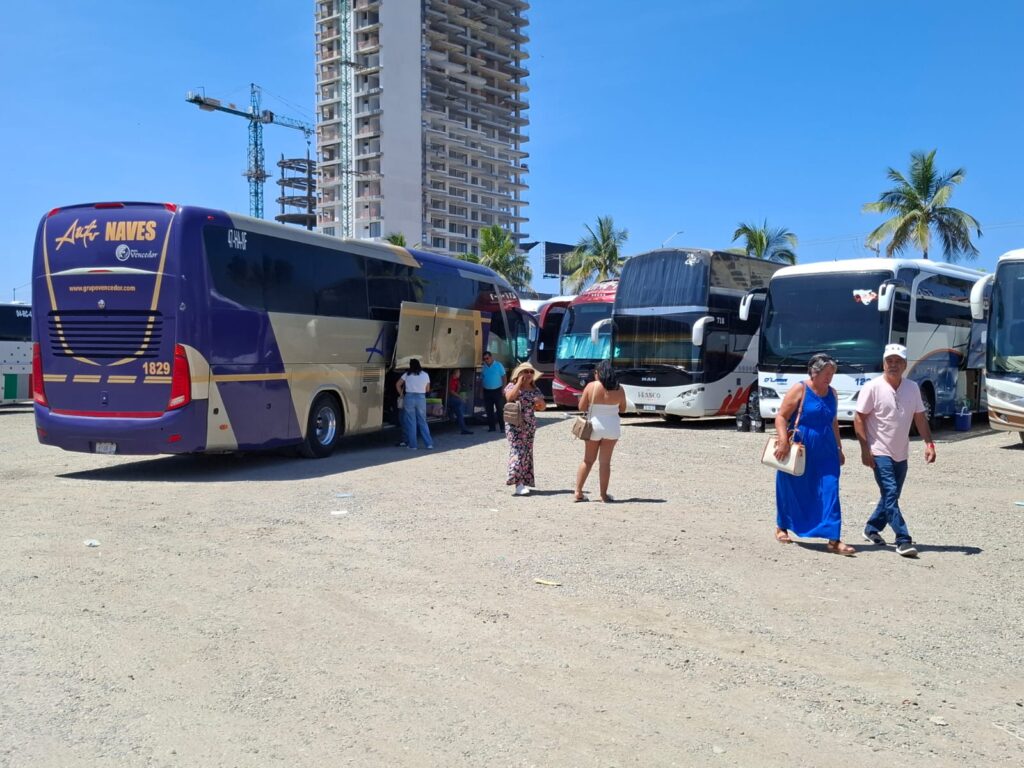 Pasajeros tomando sus pertenencias del camión.