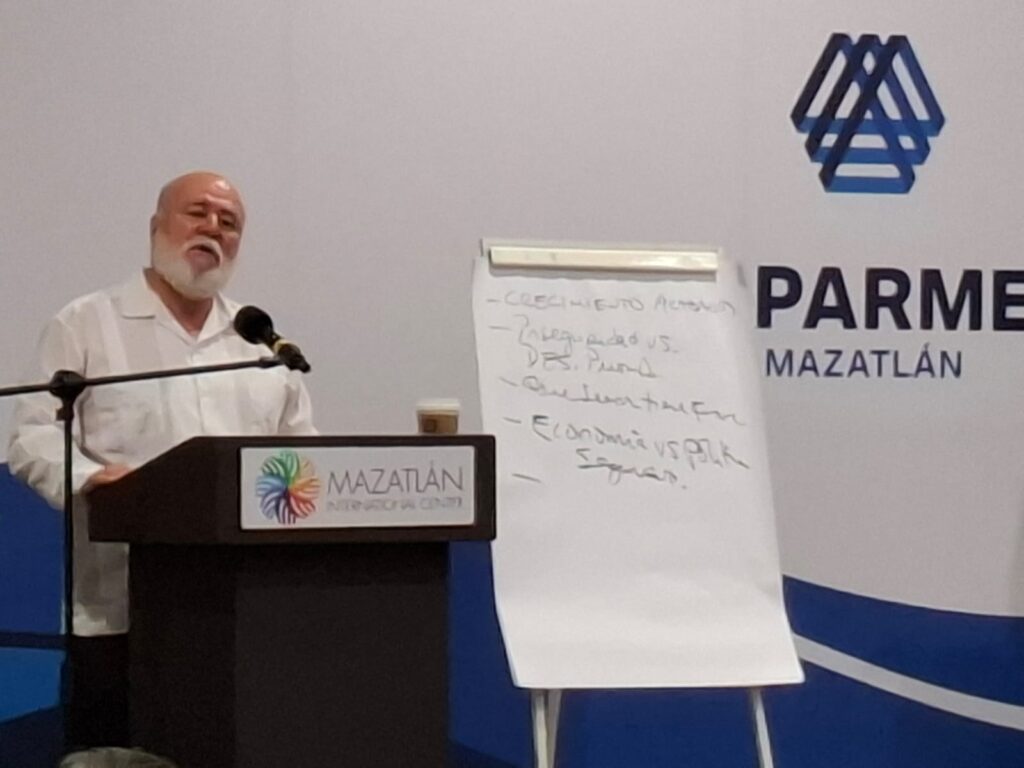 Manuel Clouthier en conferencia