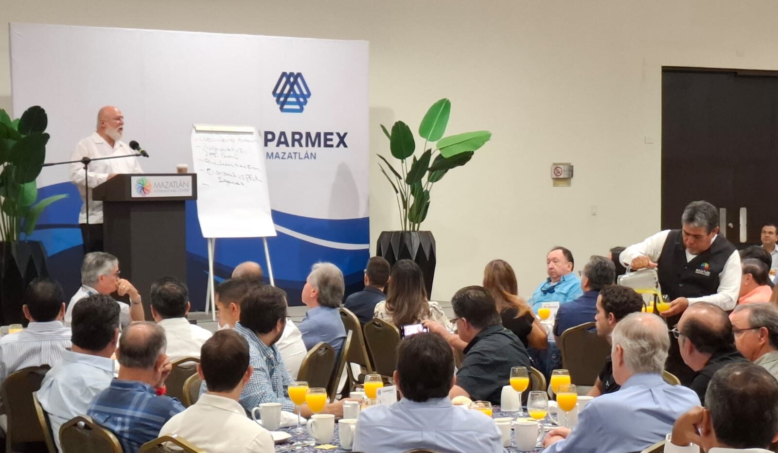 Manuel Clouthier en conferencia